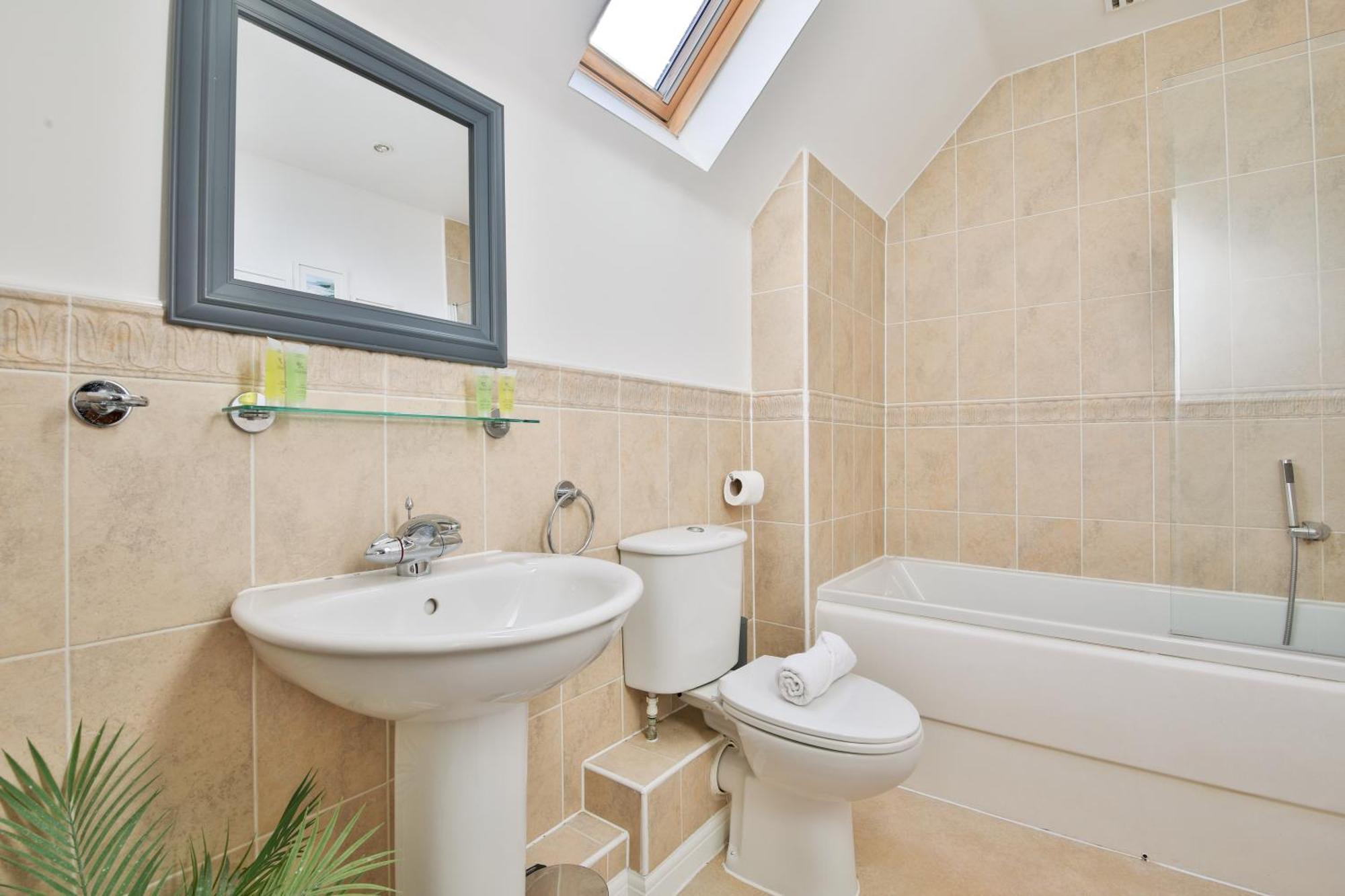 Stayright 2 Bed Beach House With Private Parking- Next To Barry Beach And Jackson Bay Esterno foto